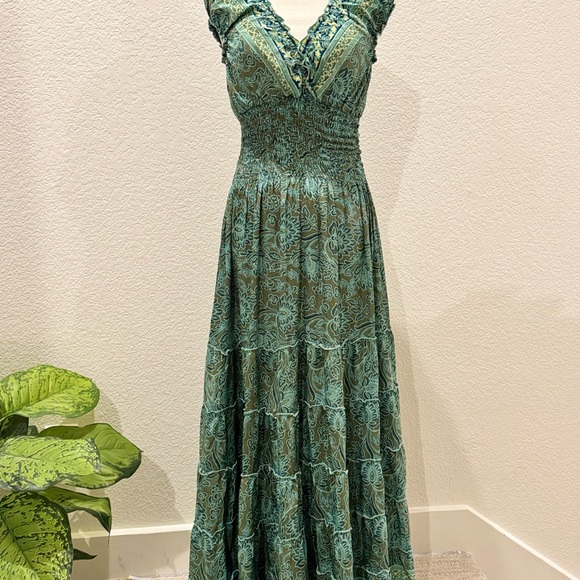 Dresses & Skirts - Green Paisley Maxi Dress with V-Neck and Elastic Waist and Sleeveless Design.